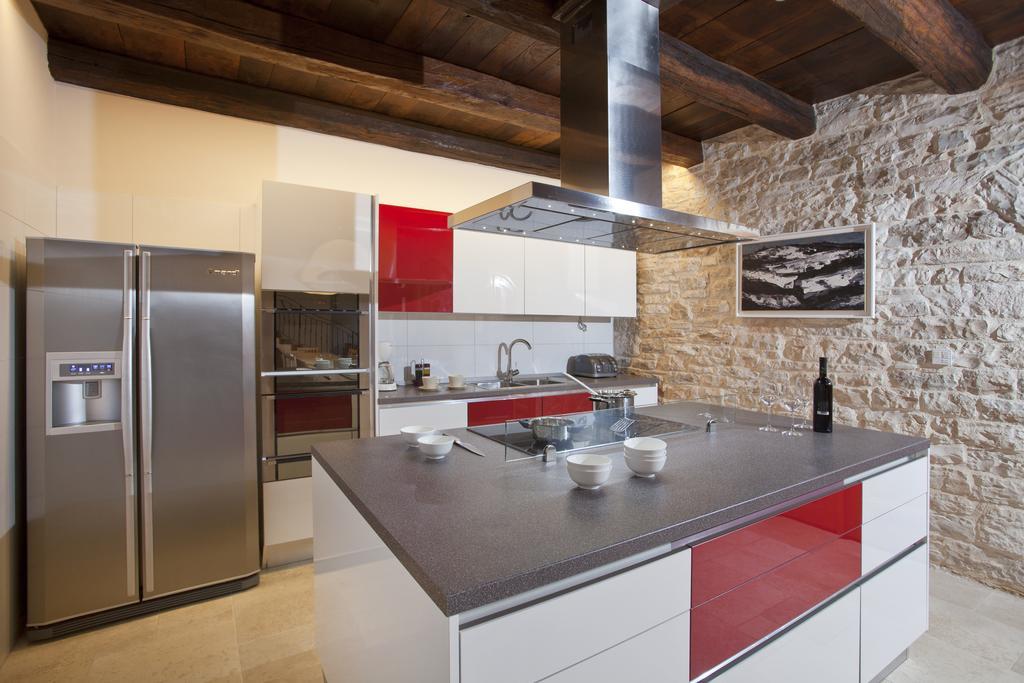Villa Poropati, Groznjan, Istria - Luxury Countryside Estate For Up To 19 Persons - Large Pool Of 80M2 With Kids Section Exterior photo