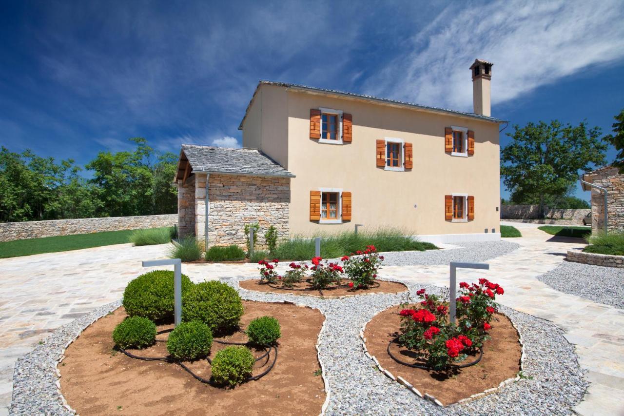 Villa Poropati, Groznjan, Istria - Luxury Countryside Estate For Up To 19 Persons - Large Pool Of 80M2 With Kids Section Exterior photo